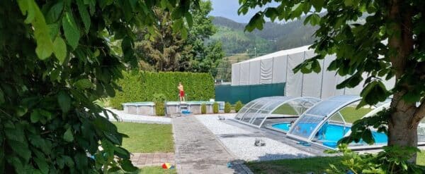 Poolausstellung, Cranpool, Cabriodom, teilversenktes ovalbecken