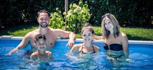 Familie in Pool, Vater Mutter und zwei Kinder im Wasser, Fotoshooting im Cranpool Center Graz