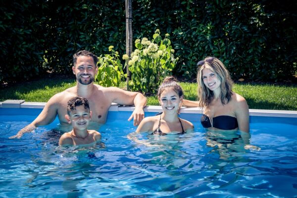 Familie in Pool, Vater Mutter und zwei Kinder im Wasser, Fotoshooting im Cranpool Center Graz