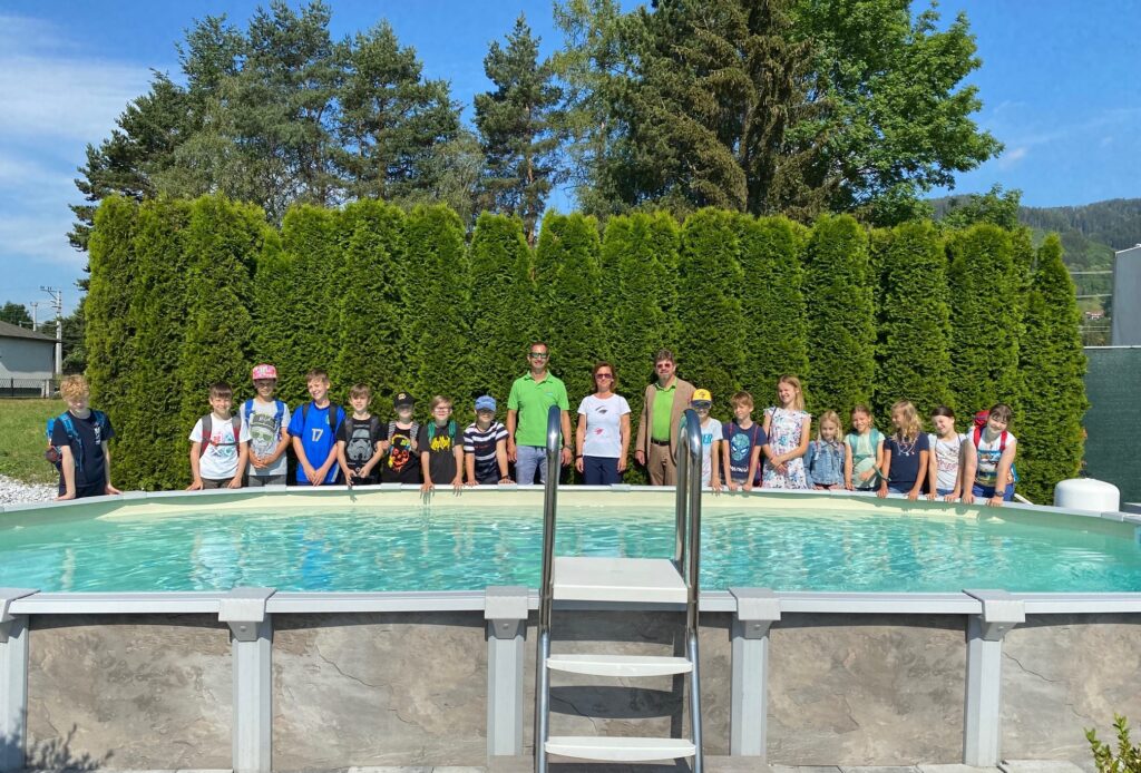 Volksschule Kraubath bei Poolbauer, Cranpool, Kinder vor oval Pool