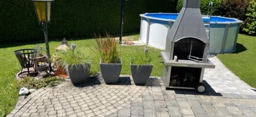 Gartenpool in Aktion, Blick von der Terrasse der Familie Zechner auf das gerade selbst montierte Cranpool Aktionsbecken Rimini