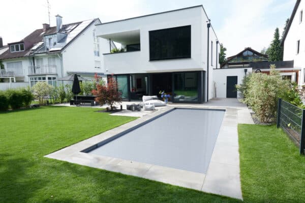 Schwimmbecken integriertem Rollladen