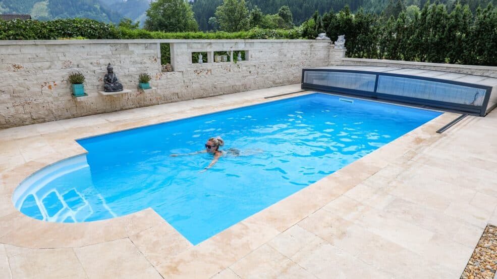 Eckiges Pool Modell Cranthermo, barrierefrei mit Pooltreppe, Cabrio Poolüberdachung