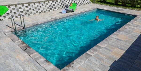Eckiges Pool Modell Cranthermo, barrierefrei mit Einstiegshilfe, rundum Pflasterung