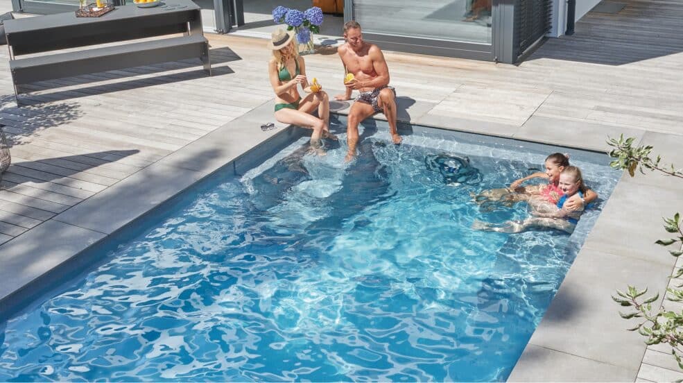 Rechteckiges Pool Composite, Eckeinstieg, barrierefrei, rundum Holzlatten