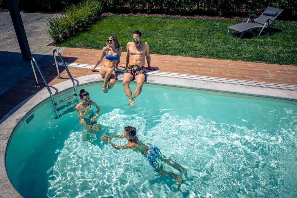 Urlaub zu Hause am Pool, Familien Erinnerungen am Pool fotografisch festgehalten