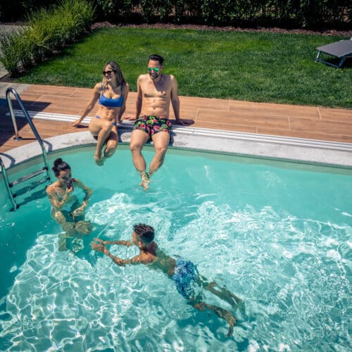 Urlaub zu Hause am Pool, Familien Erinnerungen am Pool fotografisch festgehalten