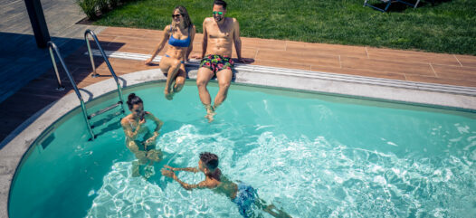 Urlaub zu Hause am Pool, Familien Erinnerungen am Pool fotografisch festgehalten
