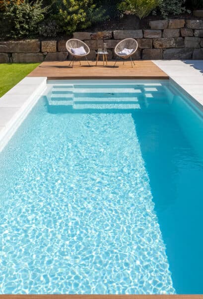 Hersteller REKU Riviera Glasfaserpool mit Treppe und Sitzplatz am Pool