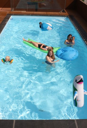 Badespaß im Cranpool Ozean mit einseitiger Schiene für die Schwimmbadhalle
