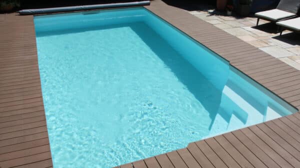 Swimmingpool in rechteckiger Form mit integrierter GFK Ecktreppe