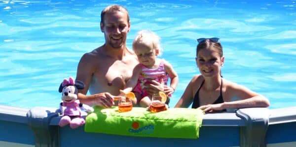 Familie genießt einen Cocktail am Schwimmbad