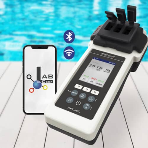 Poollab Wassertester von Cranpool Wassertesten wie ein Profi - mit dem Pool Lab 2.0 vor Pool mit Handy
