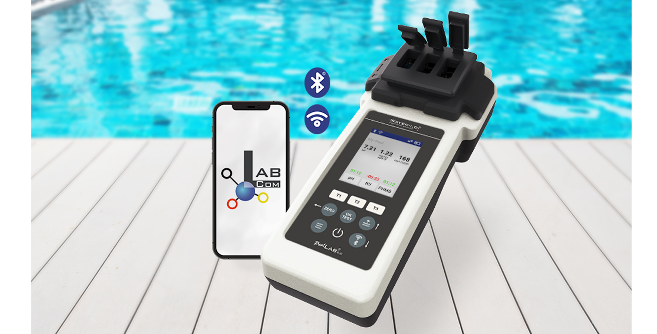 Poollab Wassertester von Cranpool Wassertesten wie ein Profi - mit dem Pool Lab 2.0 vor Pool mit Handy