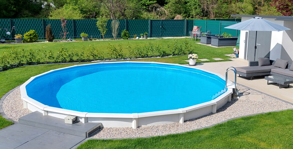 Empfehlung für ein rundes Schwimmbecken der Type Royal von Cranpool, verwirklicht unter Mithilfe von Poolprofi Martin Fraidl