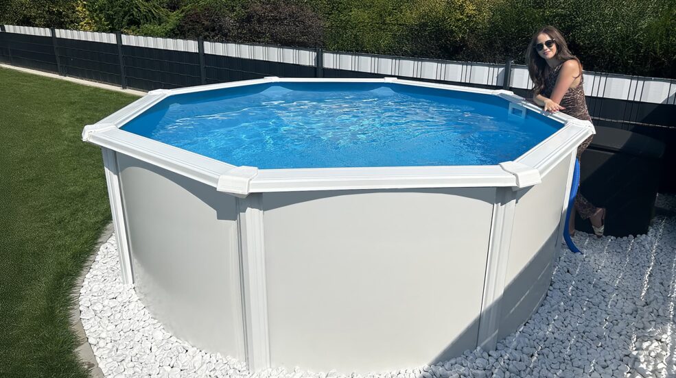 Capri Aufstellbecken rund Person am Rand stehend