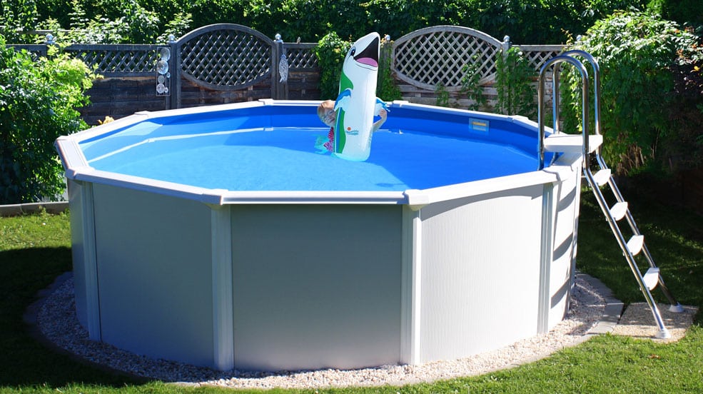 rundes aufstellbecken capri seitlich mit leiter und flipper im wasser