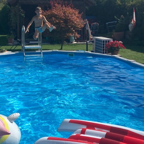 Gewinner/in der Cranpool Foto-Challenge 2023, Junge springt ins Pool, dynamischen Sprung ins kristallklare Nass