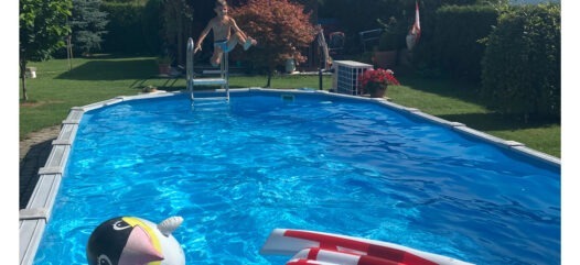 Gewinner/in der Cranpool Foto-Challenge 2023, Junge springt ins Pool, dynamischen Sprung ins kristallklare Nass