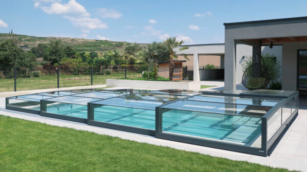 Cabriodom Prestige P7 Das Panorama-Modell beeindruckt mit mittelhoher Bauweise und ästhetischer Optik. Genießen Sie ein angenehmes Schwimmerlebnis – auch bei geschlossener Überdachung.