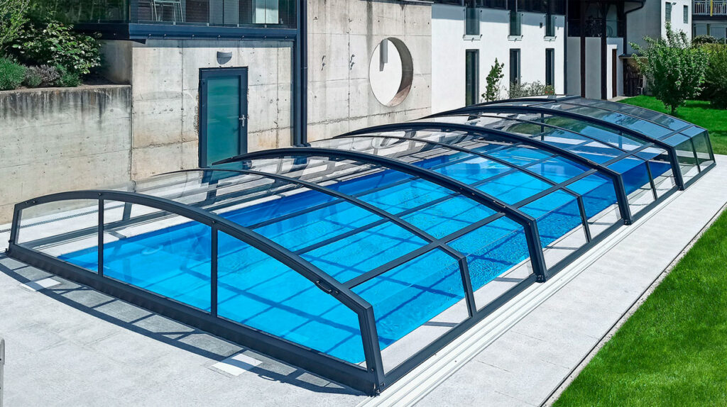 Cabriodom Elegant; eine Poolüberdachung  in extra flacher Bauweise 