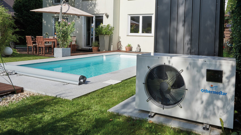 Wärmepumpe von Cranpool im Hintergrund rechteckiges Pool mit Abdeckung