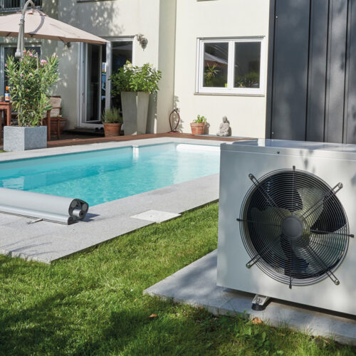 Wärmepumpe von Cranpool im Hintergrund rechteckiges Pool mit Abdeckung
