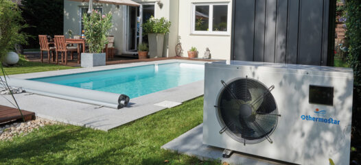 Wärmepumpe von Cranpool im Hintergrund rechteckiges Pool mit Abdeckung