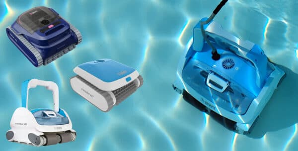 Automatische Poolroboter im Wasser bei der Poolreinigung
