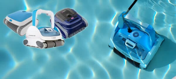 Poolroboter fährt unter Wasser über den Poolboden