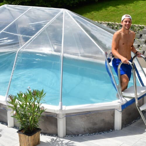 Sonnendom Schwimmbadabdeckung von Cranpool Detailansicht des Einstiegs aus PVC-KLarsichtfolie