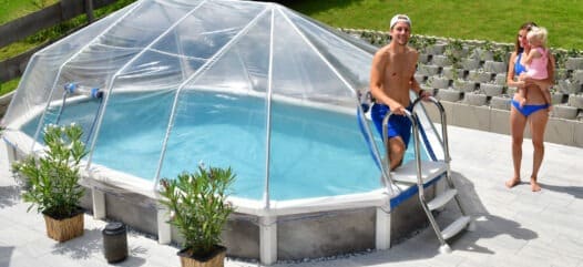 Sonnendom Schwimmbadabdeckung von Cranpool Detailansicht des Einstiegs aus PVC-KLarsichtfolie