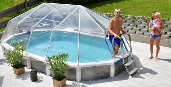 Sonnendom Schwimmbadabdeckung von Cranpool Detailansicht des Einstiegs aus PVC-KLarsichtfolie