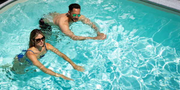 den Urlaub zu Hause im eigenen Schwimmbecken genießen, Pool Vergnügen jeden Tag