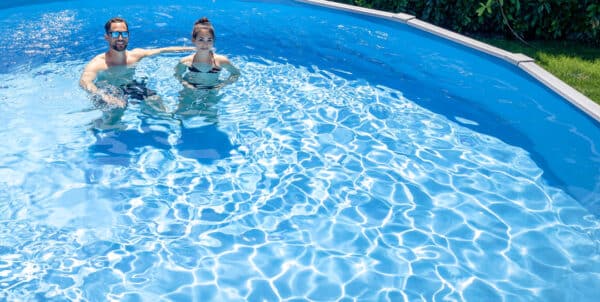 den Urlaub zu Hause im eigenen Schwimmbecken genießen, Pool Vergnügen jeden Tag