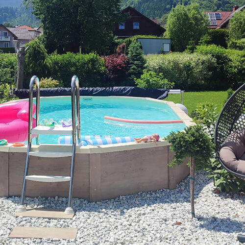 Schwimmbecken royal mit Poolverkleidung in Holzdekor mit Leiter