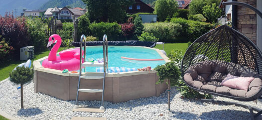 Schwimmbecken royal mit Poolverkleidung in Holzdekor mit Leiter