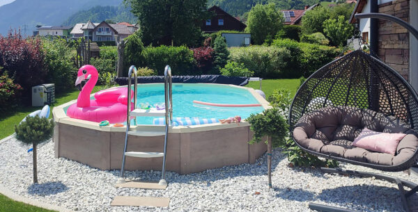 Schwimmbecken royal mit Poolverkleidung in Holzdekor mit Leiter