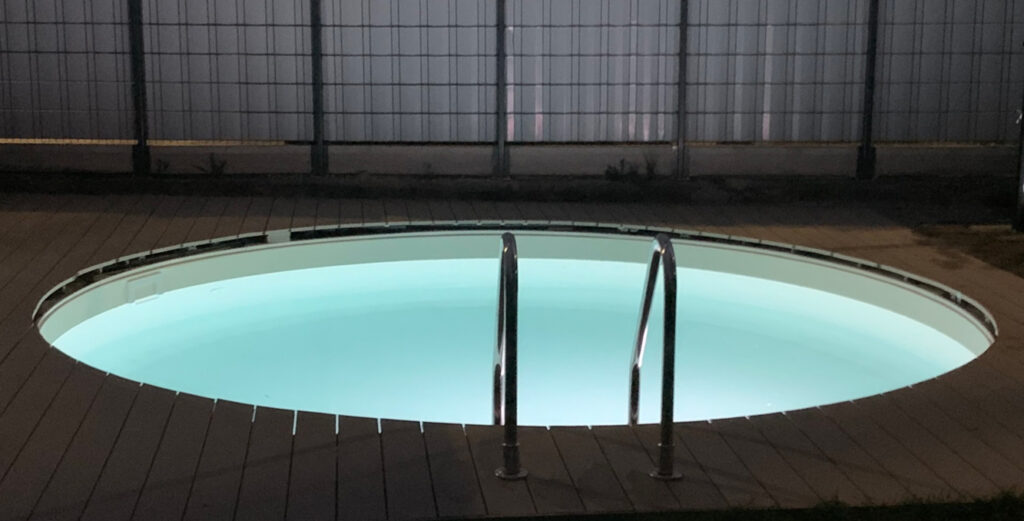 Rundpool Miami beleuchtet