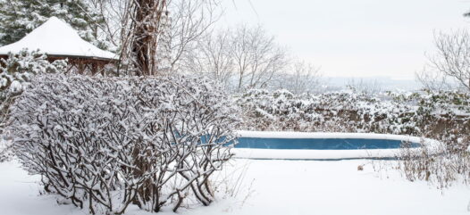 Ovales Pool in Winterlandschaft