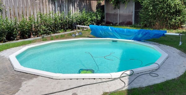 Ovalpool Royal mit Poolroboter und Abdeckung
