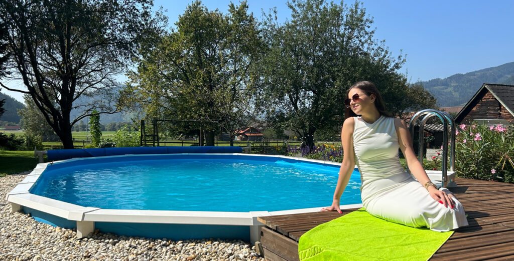 Rundes Pool mit Dame am Sonnendeck