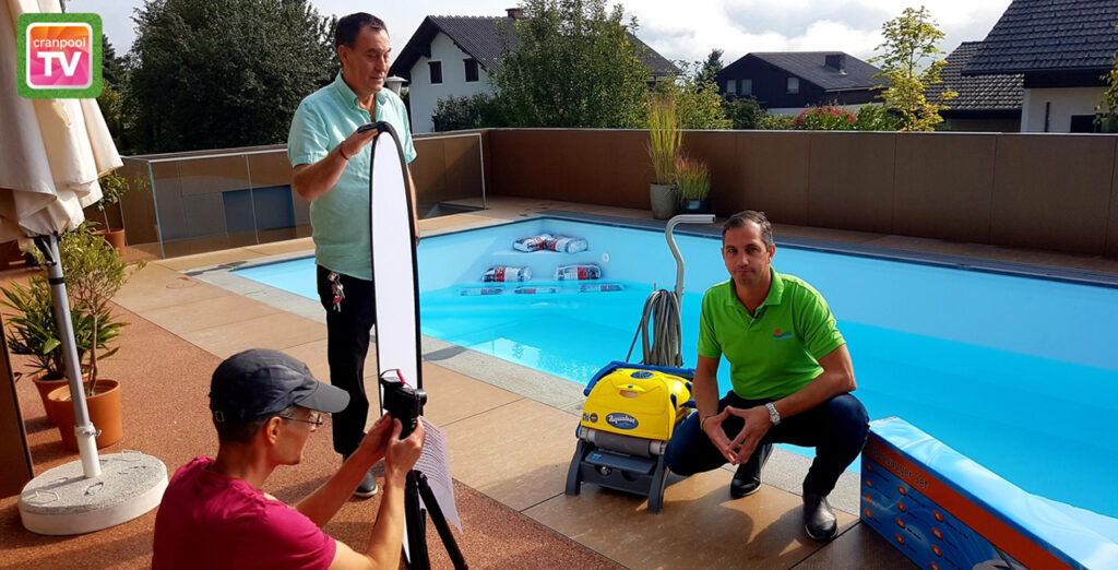 Videodreh am Pool mit Pool im Hintergrund