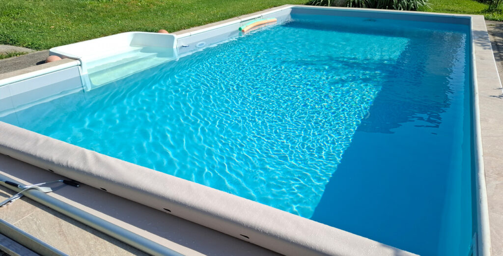 Römerpool mit Steinumfassung im Garten 