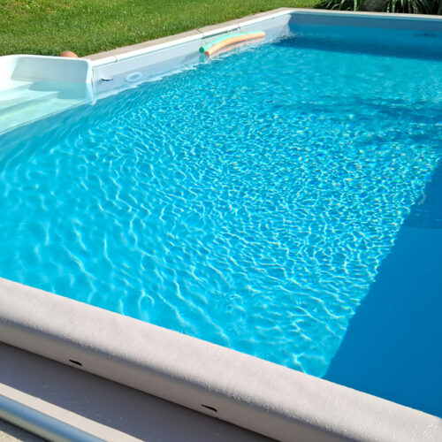 Römerpool mit Steinumfassung im Garten