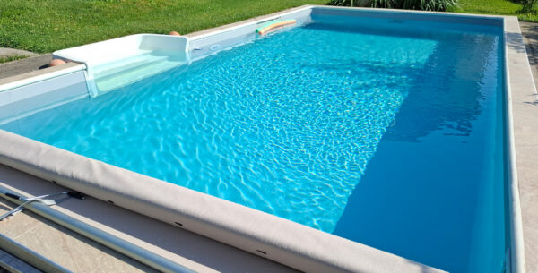 Römerpool mit Steinumfassung im Garten