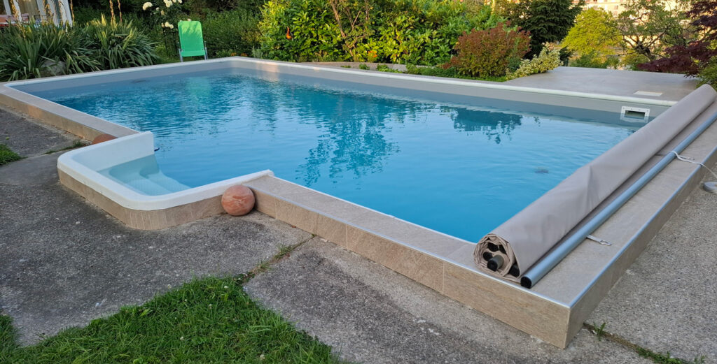 Römerpool mit Steinumrandung und Abdeckplane