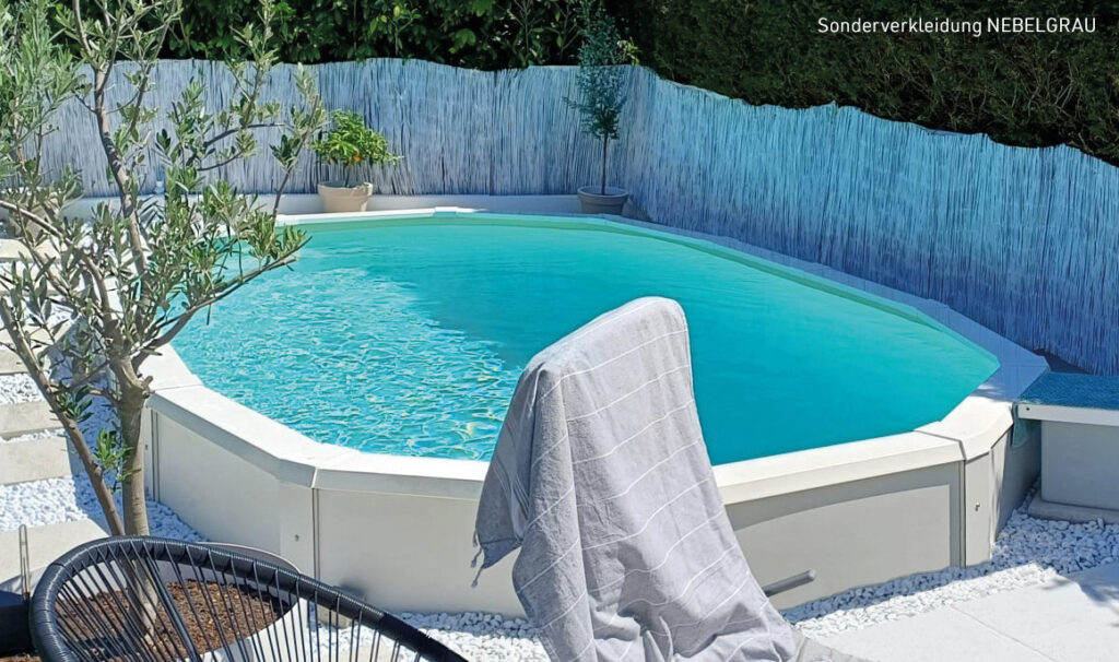Ovales Pool mit Pool Verkleidung von Cranpool Sonderfarbe