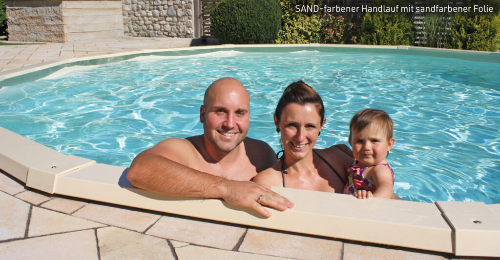 Familie im Pool mit Handlauf Beige