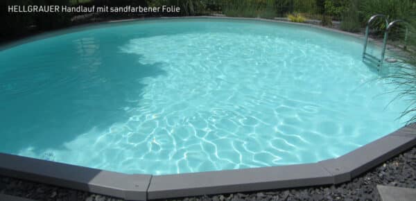 rundes Pool im Boden versenkt und hellgrauem Handlauf